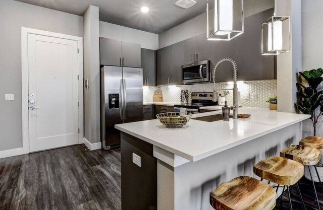 Luxury Retreat | Pool+Gym | Fast WiFi | Riverwalk
