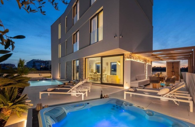 Luxury seafront Villa Noles with heated Pool, Jacuzzi, EV near Zadar