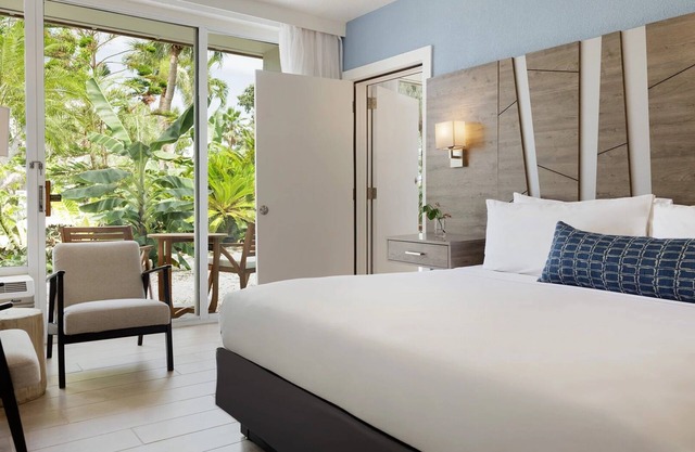 Luxury Seaside Stay! Private Beach, Outdoor Pools | Pets are Welcome!