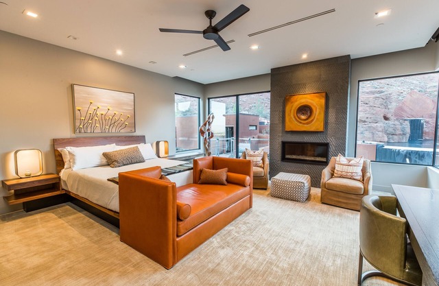 Luxury Service 2 King Suites & PRIVATE Pool – Sleeps 4 – Daily HK