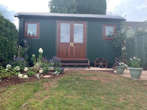 Luxury Shepherd's Hut and Hot Tub Retreat
