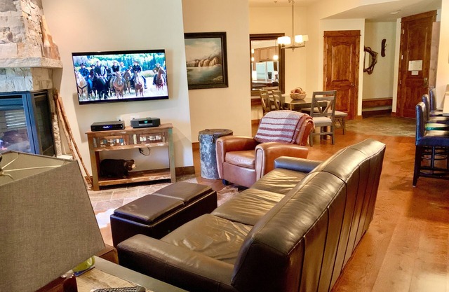 Luxury Spacious Bluesky Condo within 30 yards of the Snowflake Lift 2BR/2 BA