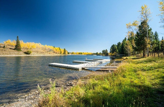 Luxury Spacious Lodge w/Dock, Hot Tub Firepit, 25 Mi to Yellowstone - Henry's Lake Hideaway