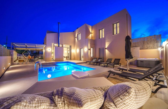 Luxury, Spacious Villa with private gym, just 4km from the sandy beach!