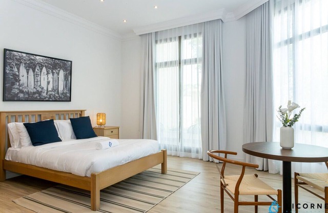 Luxury Stay: Panoramic Sunset Views