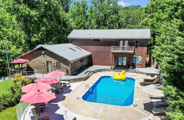 LUXURY STEEL SUITE ~ POOL ~ HOT-TUB ~ DTWN AVL 2M ~ WILDLIFE ~ RURAL