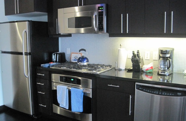 Luxury Studio Condo - Excellent City Views. Includes Parking