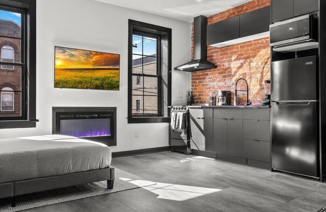 Luxury Studio, Stadium District, Broad Street Line