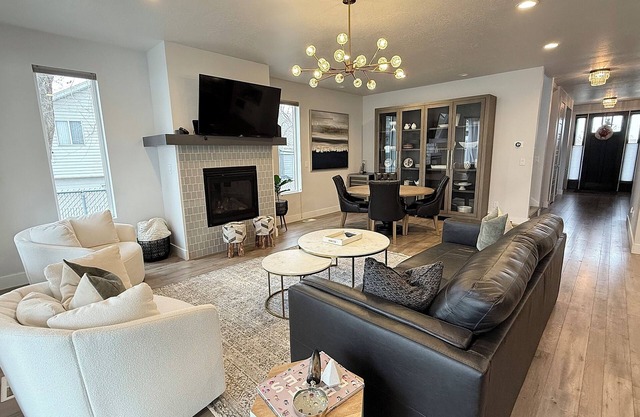 Luxury Summer Home, Basketball Court, Hot Tub Firepit Excellent Beds & Linens.