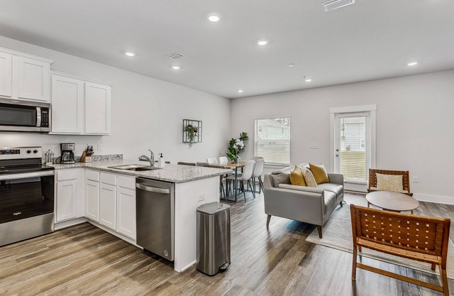 LUXURY TOWNHOME NEAR DOWNTOWN AND PENSACOLA BEACH