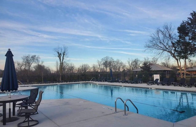 Luxury Townhome w/pool and shuffleboard. 30 min to Nashville!