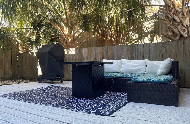 Luxury Townhouse near Downtown and Beaches with Hot Tub