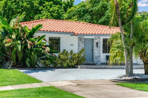 Luxury Vacation House in Miami’s Center!