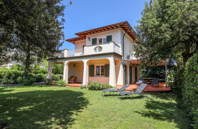 LUXURY VERSILIA VILLA, 4 BEDROOMS AND 5 BATHROOMS, GARDEN, AIR CONDITIONING WIFI