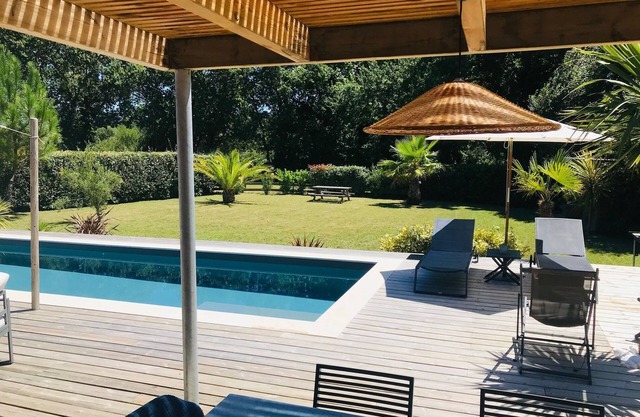 Luxury villa 5km from the ocean, at the edge of the forest