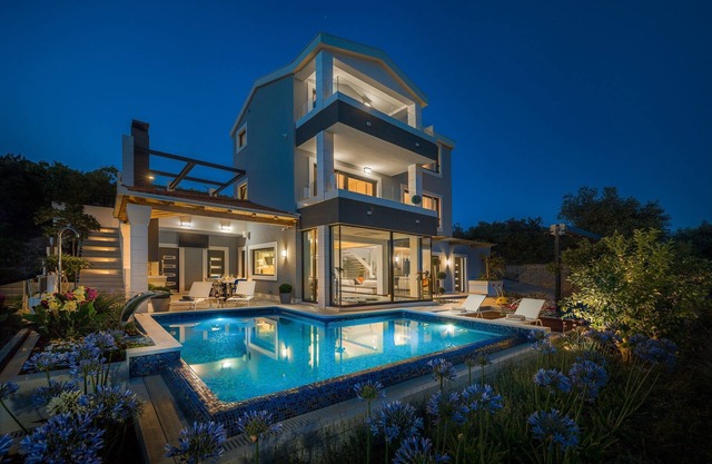 Luxury Villa Argemonia - Stunning view, Heated Pool, Jacuzzi , Gym .