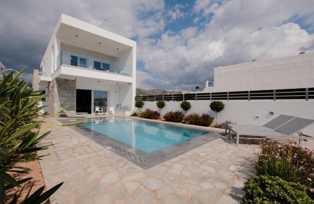 Luxury villa for 6 people with pool in Makrigialos
