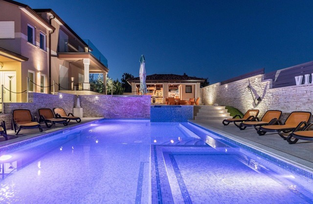 Luxury Villa for larger groups near Pula with private pool and whirlpool