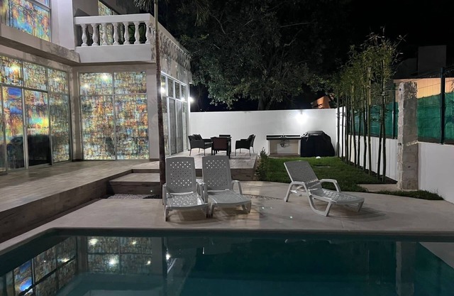 Luxury villa great location walking distance to the beach