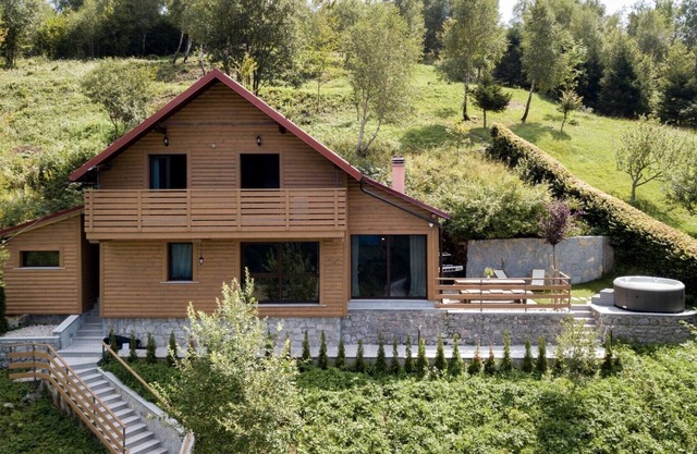 Luxury villa Lakeside Haven with jacuzzi and sauna in Fužine