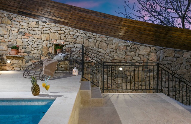 Luxury villa Laurana, 3 bedrooms, 4 bathrooms, 8 people, pool, privacy, nature