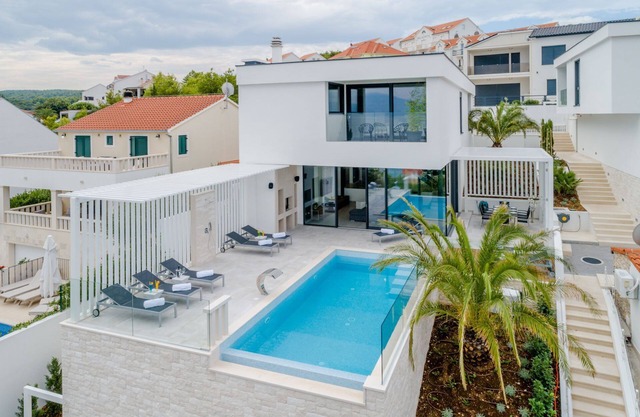 Luxury Villa Luna with Swimming Pool