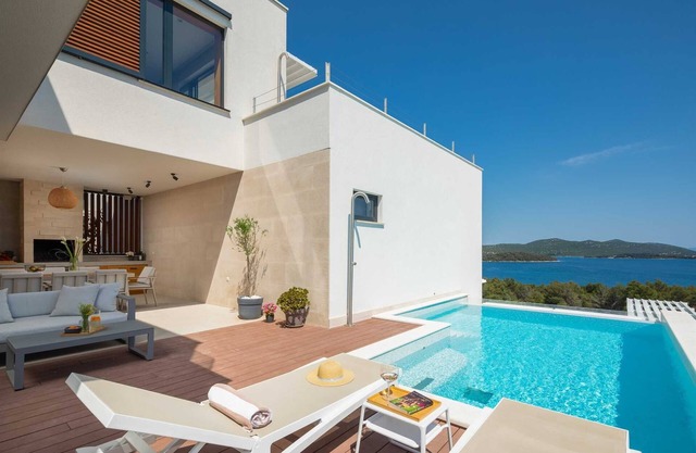 Luxury Villa Lynx with Pool