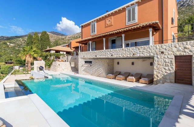 Luxury Villa New World with Pool