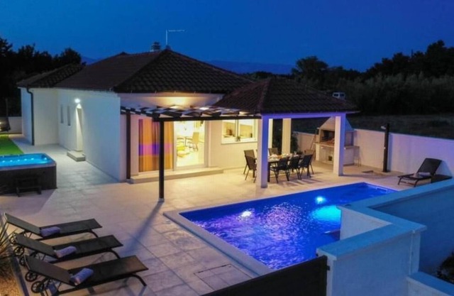 Luxury Villa Sabun with Pool & Hot Tub