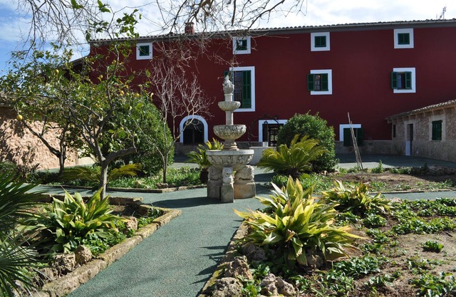 Luxury Villa “Son Amora” with Mountain View, Wi-Fi, Pool, Garden, Terrace & Balcony; Parking Available, Pets Allowed