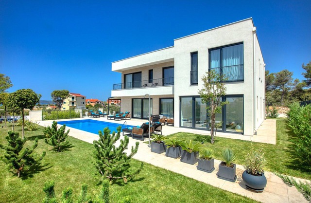 Luxury Villa Touch of Art with Pool