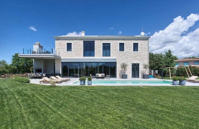 Luxury Villa Valens Residence with heated pool, sauna, gym, mini golf, wine cellar, parking, WIFI, air-conditioned in inland Istria