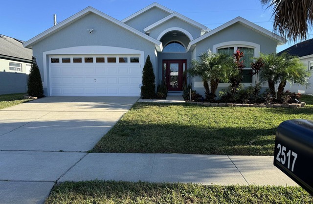 Luxury Villa w/SALTWATER Pool & Hot Tub very close to Disney & Universal