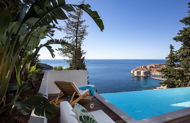 Luxury Villa With Indoor Pool and Outdoor Infinity Pool With Spectacular Views