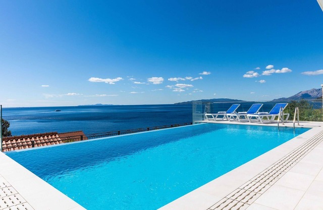 Luxury Villa with pool and panoramic sea view!