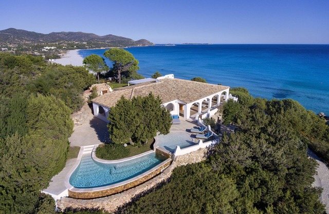 Luxury villa with private infinity pool on the beach