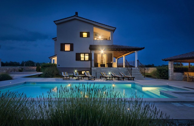 Luxury villa with whirlpool and heated pool, quiet location, pets, sports field