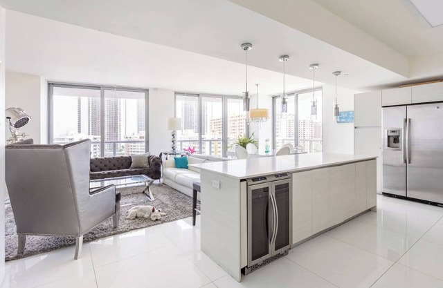 Luxury Water view Apartment 3/3 in Hallandale