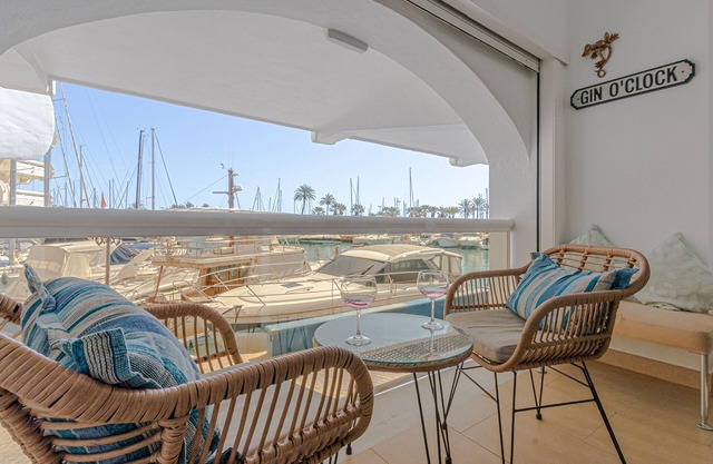 Luxury Waterfront Apartment with Pool, Terrace and Wi-Fi