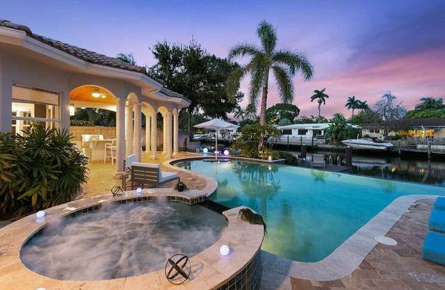 Luxury Waterfront & Infinity Pool Paradise SLEEPS 8