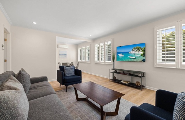 Luxury West Beach Getaway, Blocks to Pier and Beach