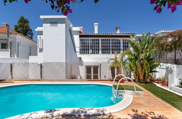 Lx Villa -10m to downtown up to14 ppl,heatable pool and lift