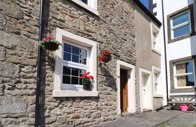 LYCHGATE COTTAGE, pet friendly, character holiday cottage in Settle