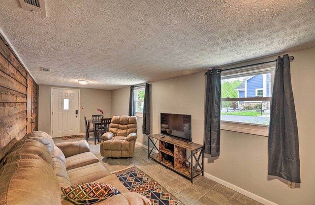 'Lynn' Dog-Friendly Abode w/Mountain Views!