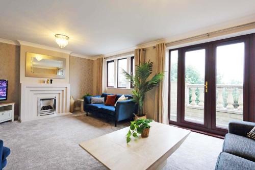 M1, M62, Free Parking, WiFi, 8 beds, Separate office