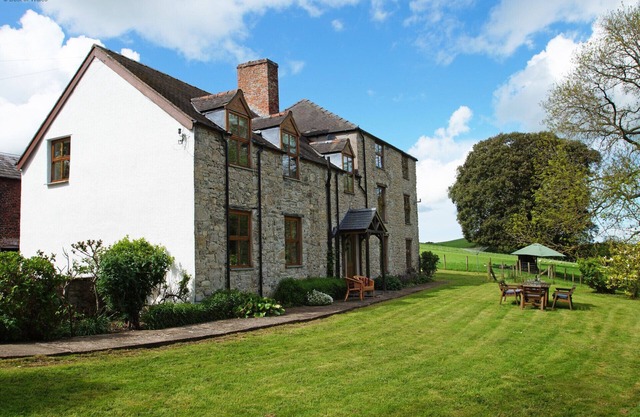 Maes Mared - Five Bedroom House, Sleeps 10