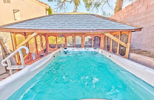 Magic palace-Lux Near LV Strip W/Heated Swim Spa!