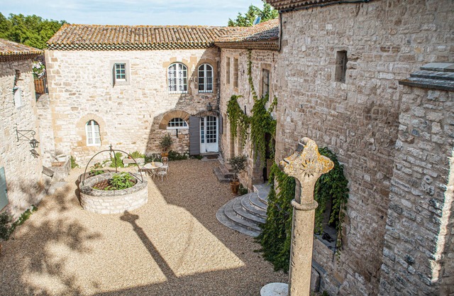 Magnificent 12th century priory in Provence - 9 rooms