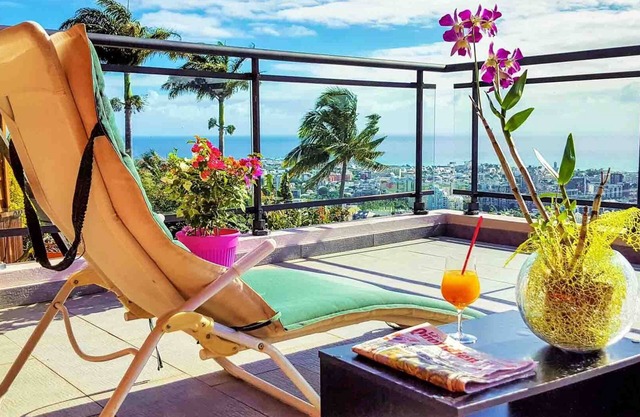 Magnificent apartment with 180 ° panoramic view of the city and its bay