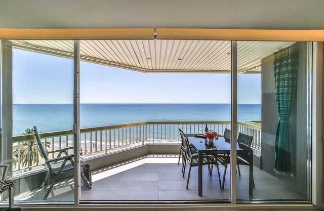 MAGNIFICENT APARTMENT IN FIRST LINE OF SEA.